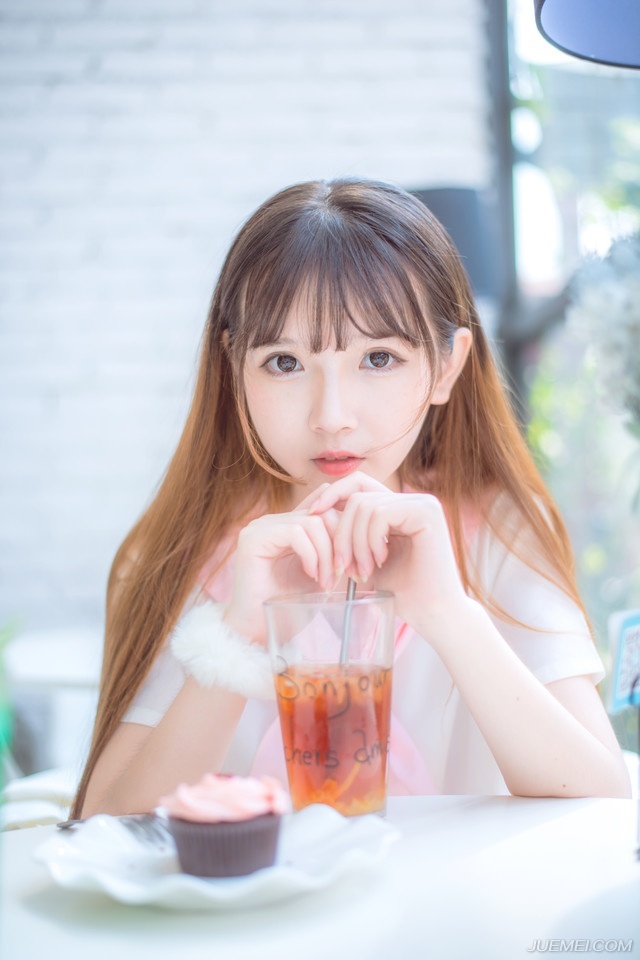 “夫君，那……他是你杀的吗？”鬼使神差的，小乔抬头问了一句。